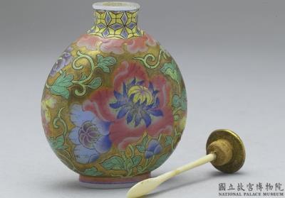 图片[2]-Glass-body painted enamel snuff bottle with a passionflower design on a golden background, Qing dynasty, Qianlong reign (1736-1795)-China Archive